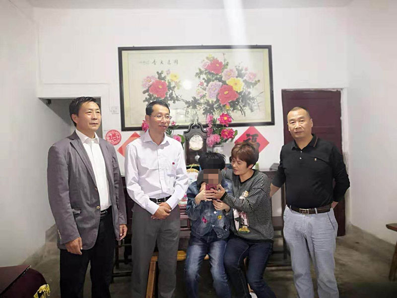 主題教育正當(dāng)時(shí) 志愿服務(wù)暖民心——區(qū)城建投公司黨支部開(kāi)展志愿服務(wù)、點(diǎn)亮“微心愿”黨日活動(dòng)