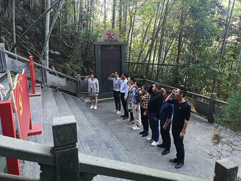 區(qū)城建投黨支部開展革命傳統(tǒng)教育“緬懷先烈、重溫誓詞”主題黨日活動