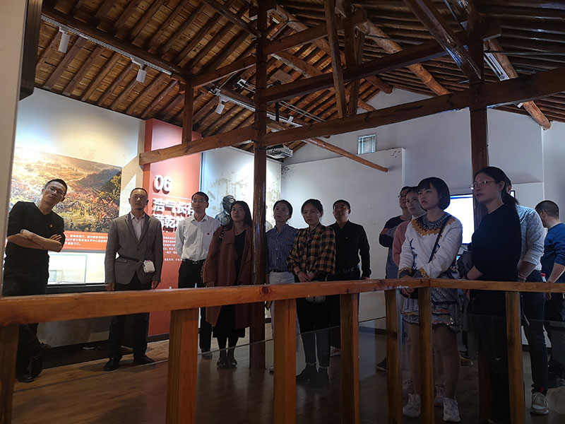 區(qū)城建投黨支部開展革命傳統(tǒng)教育“緬懷先烈、重溫誓詞”主題黨日活動