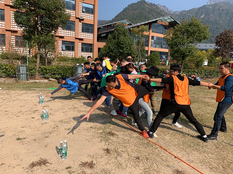 不忘初心、繼續(xù)前行、同心同行、勇攀高峰——屯溪城建投公司開展“不忘初心、牢記使命”主題教育素質(zhì)拓展訓(xùn)練