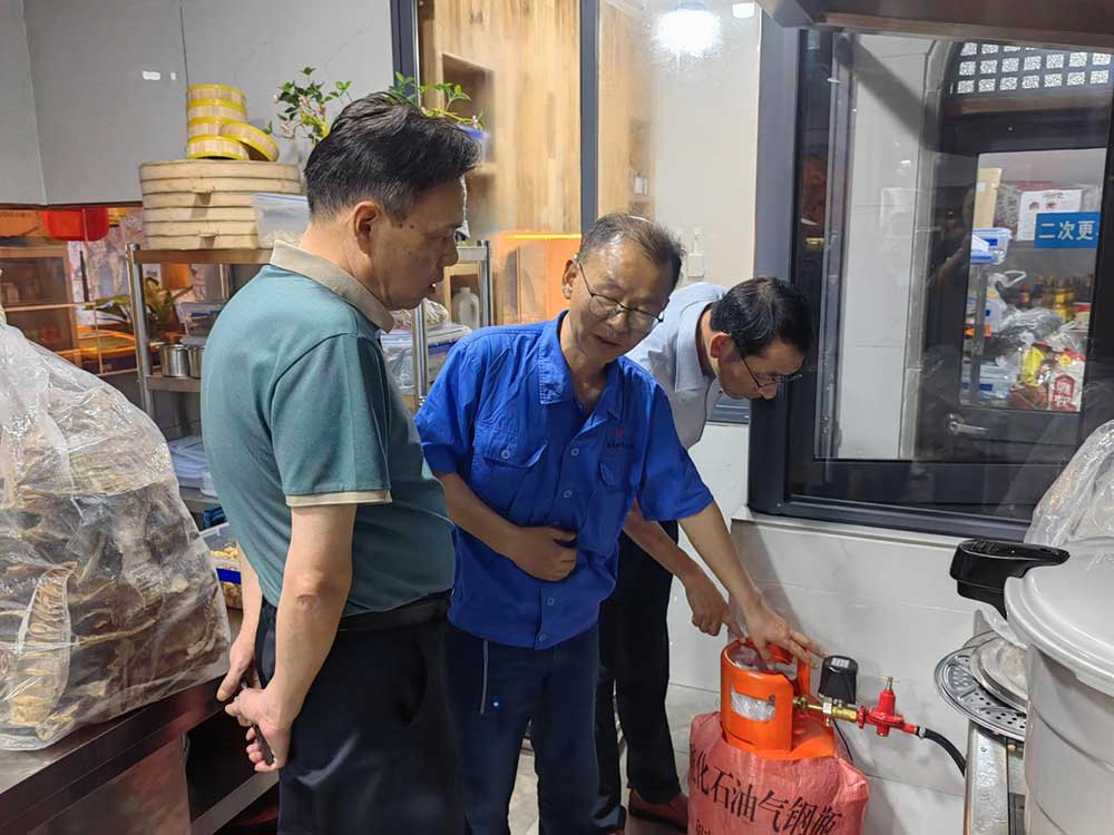 屯溪區(qū)國(guó)投集團(tuán)開(kāi)展液化氣安全專項(xiàng)整治行動(dòng)