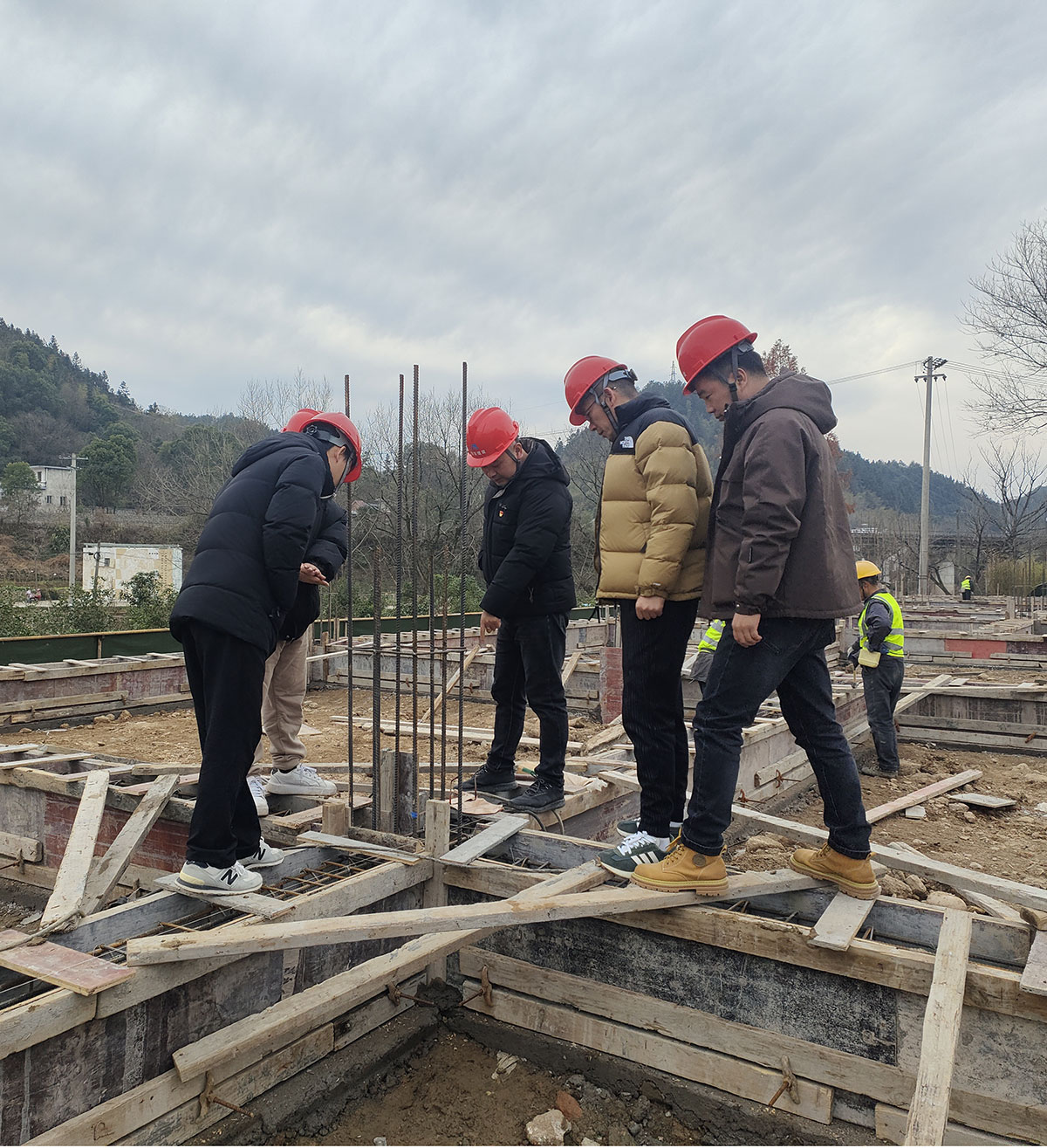 黨建引領(lǐng)進工地，支部聯(lián)動促發(fā)展