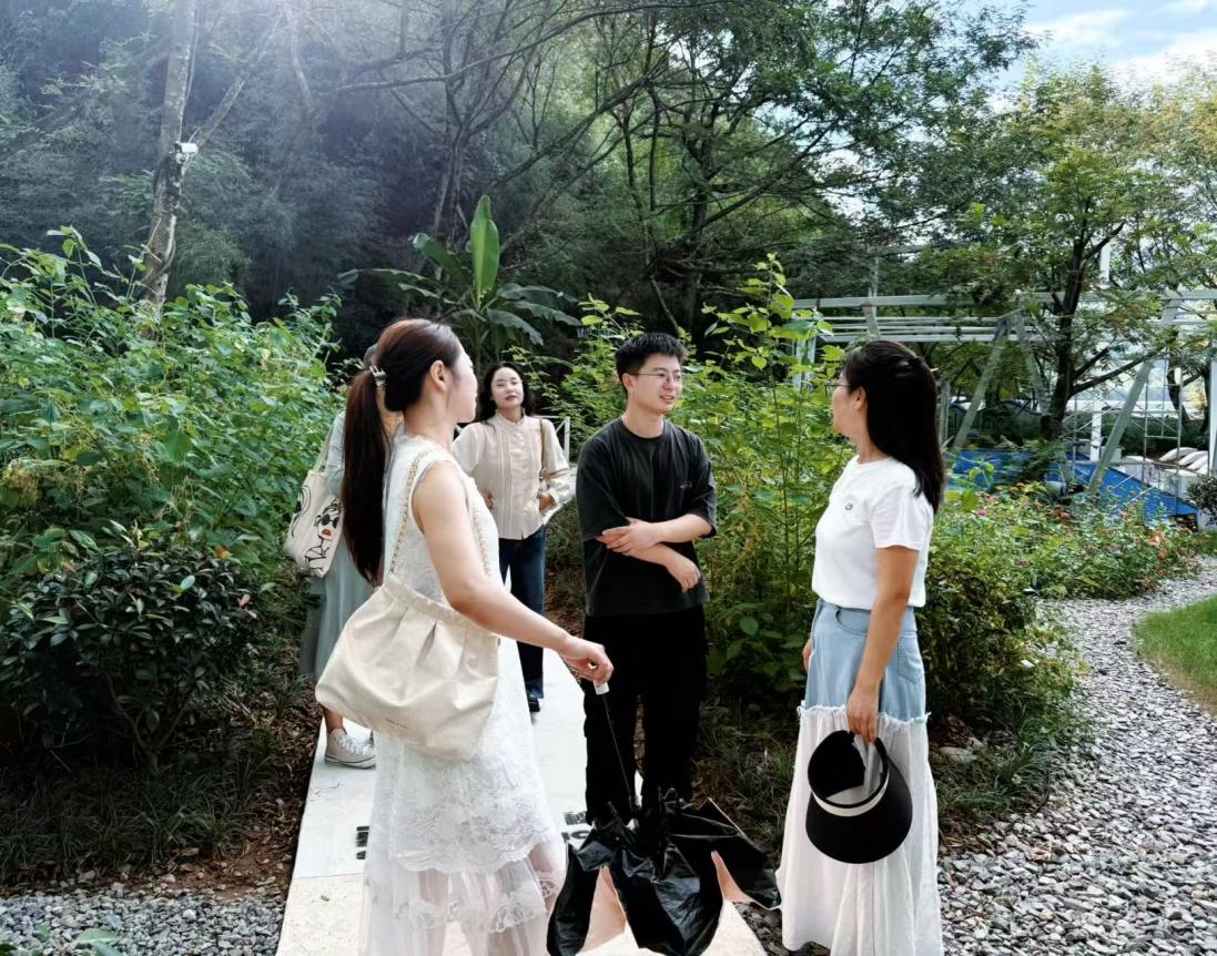 實(shí)地研學(xué)促提升 謀劃發(fā)展啟新程—昱城文旅公司黨支部開(kāi)展“循‘雙村’賦能跡，謀文旅發(fā)展篇”主題黨日活動(dòng)