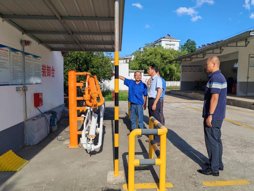 筑牢安全防線    護(hù)航國慶佳節(jié)  區(qū)國投集團(tuán)昱燃液化氣公司全面開展“國慶、中秋”節(jié)前安全檢查